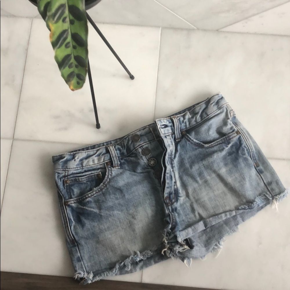 FREE PEOPLE DISTRESSED JEANS SHORTS